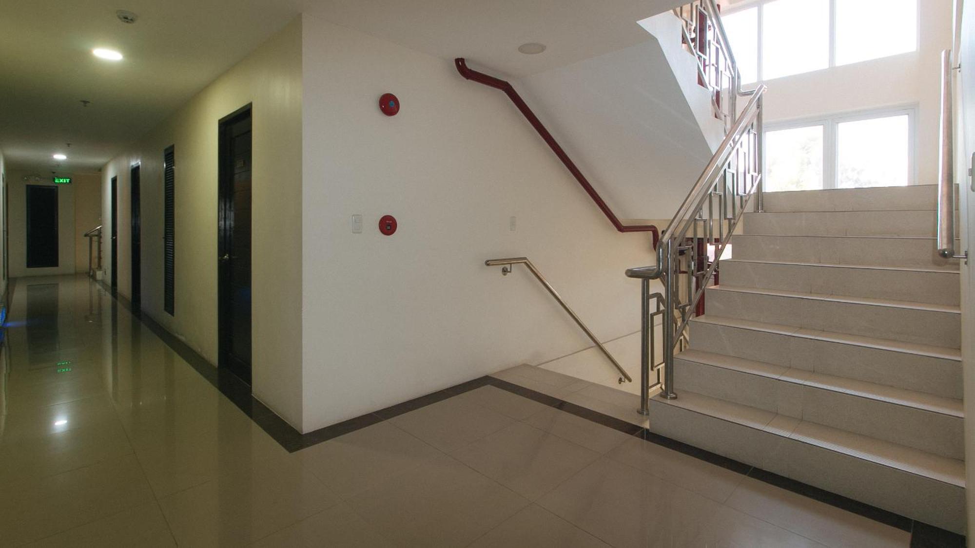 Reddoorz @ Leoncia Apartelle マンダウエ・シティ エクステリア 写真